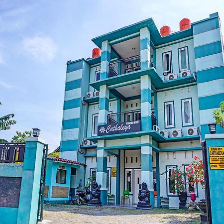 Oyo 91731 Home Stay Elis Cateliya Syariah Караванг Экстерьер фото