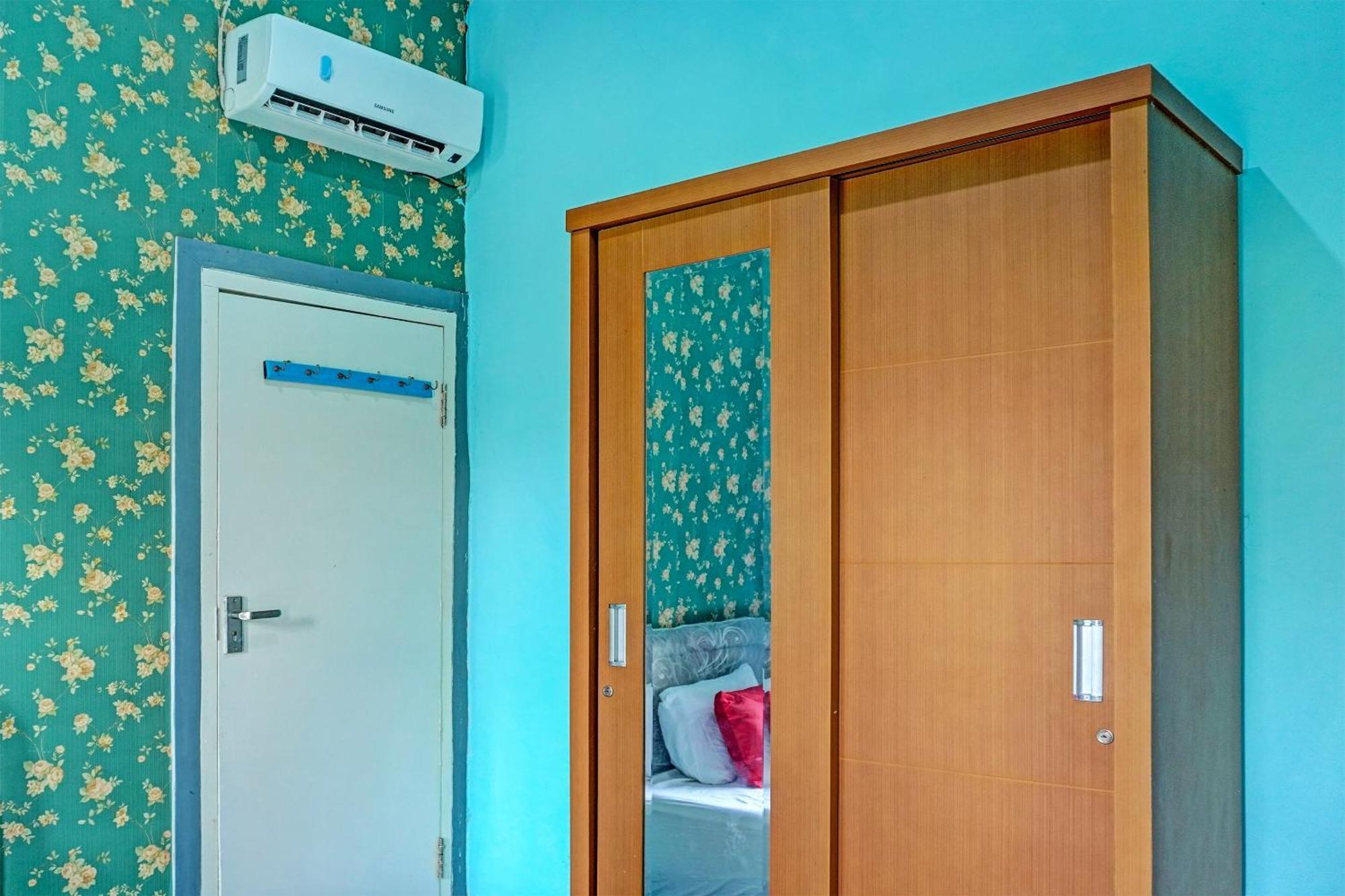 Oyo 91731 Home Stay Elis Cateliya Syariah Караванг Экстерьер фото