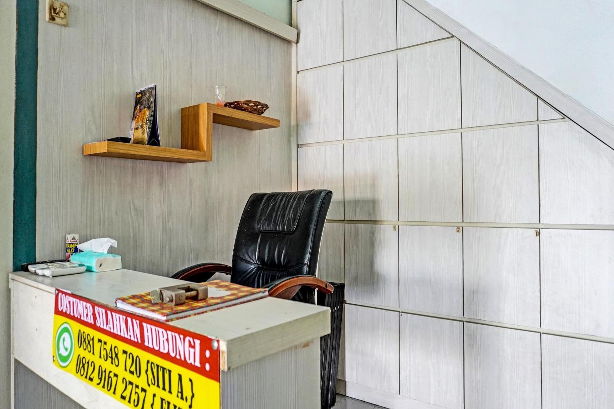 Oyo 91731 Home Stay Elis Cateliya Syariah Караванг Экстерьер фото