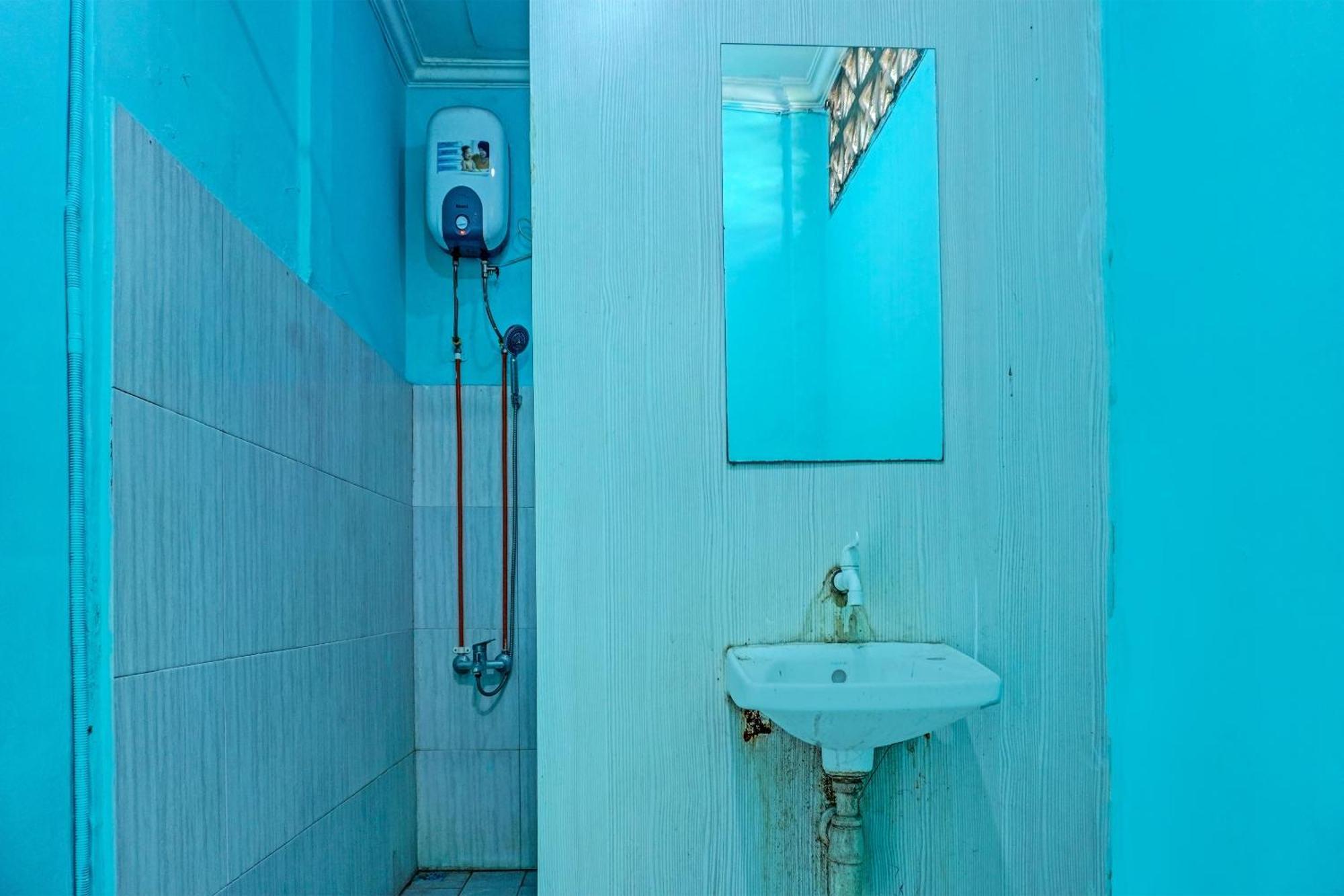 Oyo 91731 Home Stay Elis Cateliya Syariah Караванг Экстерьер фото
