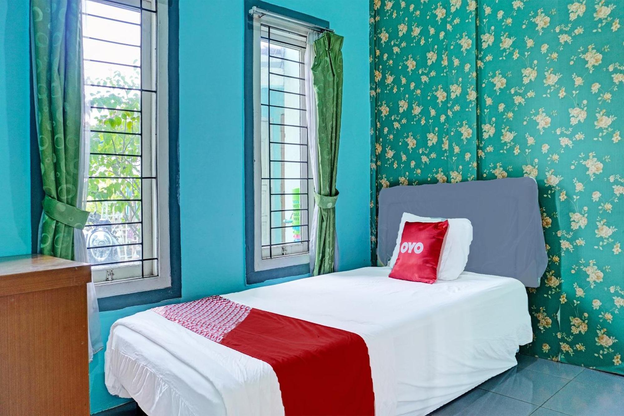 Oyo 91731 Home Stay Elis Cateliya Syariah Караванг Экстерьер фото